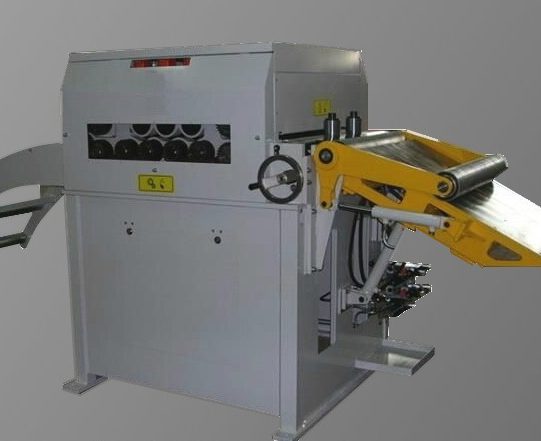 Bandbreite 800 mm / Coilgewicht 8000 Kg Abwickelhaspel Typ V ohne Antrieb mit hydraulischer Spreizung und angetriebener Andruckrolle