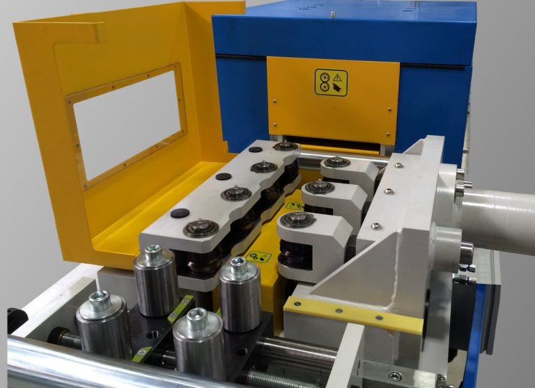 Hochkantrichtwerk hydraulisch an der Band Einlaufseite in Kombination  mit einer Richtmaschine.