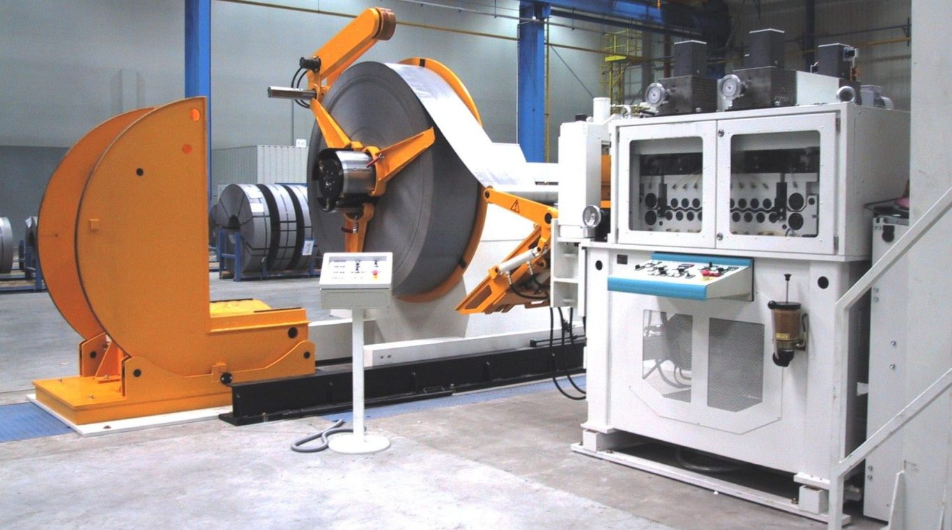 Haspel 7000 Kg und 19 Walzen Richtmaschine 19 und Kipp-Ladestuhl Zusätzlich eine Walzenvorschub alles auf 600 mm Bandbreite ausgelegt
