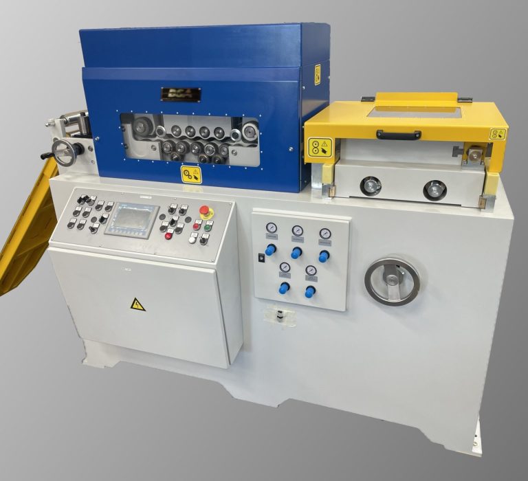 Hochkantrichtwerk hydraulisch an der Band Auslaufseite in Kombination  mit einer Richtmaschine.