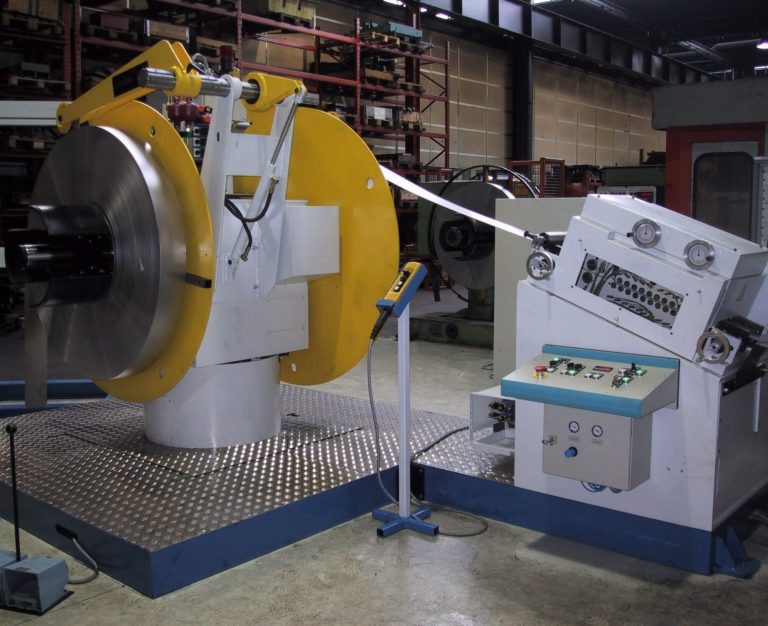 Modell 2xO50-R29-250-19-GR Kompakte Doppel-Haspel-Richtkombination auf einem Grundrahmen mit 2x 5000 kg Tragkraft . Zwei Andruckarme und Schrägem Richtkopf
