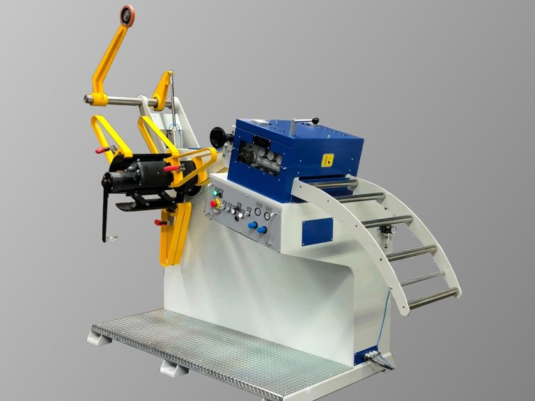 Kurzbau Haspel-Richtkombination 3000 kg Tragkraft mit Andruckarm. Steuerpult im Maschinenkörper integriert.