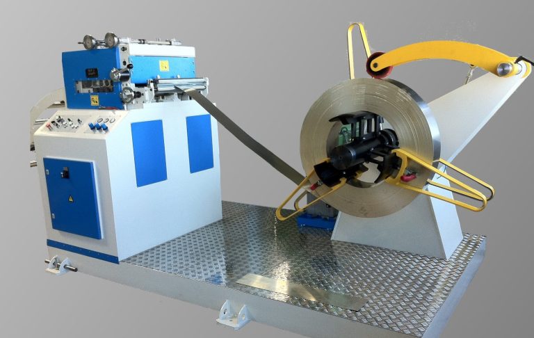 Richtmaschine Modell R65-360-7-PZ-EM Richtmaschinen mit 7 Richtrollen ᴓ 65 mm. Manuelle Einzelwalzenzustellung. Frequenzgeregeltem Antrieb und pneumatischer Zugwalzenpressung